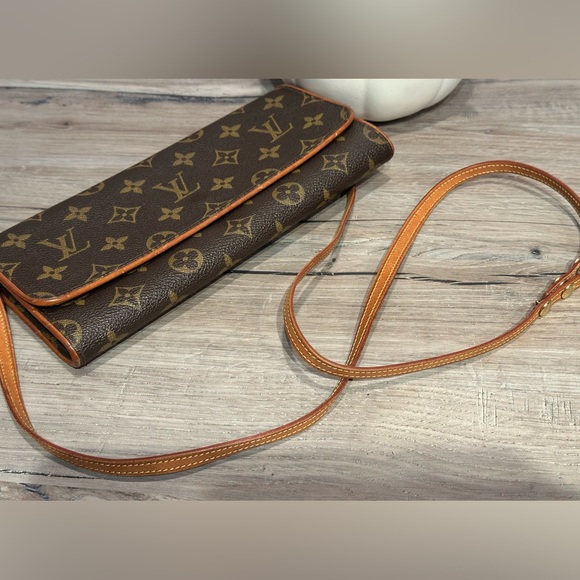 Louis Vuitton Monogram Pochette Twin GM Crossbody Shoulder Bag - Picture 5 of 10